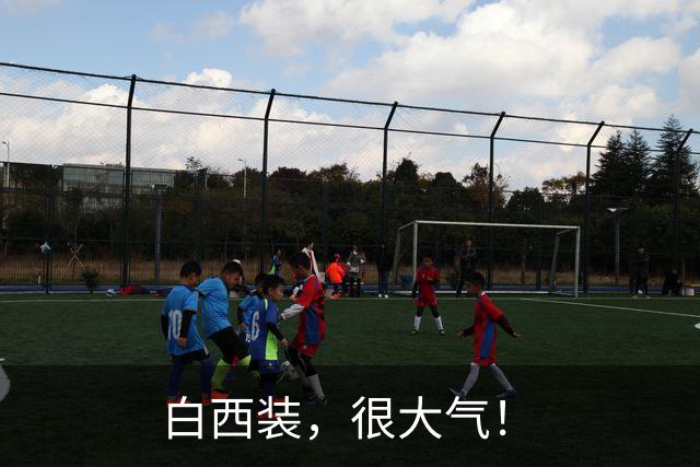 白西装，很大气！